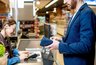 Миниатюра новости: Банковская карта — как зубная щётка: почему магазин может отказать вам в оплате чужой картой