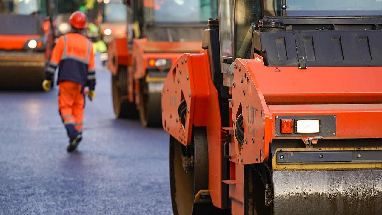 Главная картинка новости: 140 участков, 69 км и миллионы рублей: почему дорожный ремонт в Новороссийске расколол город