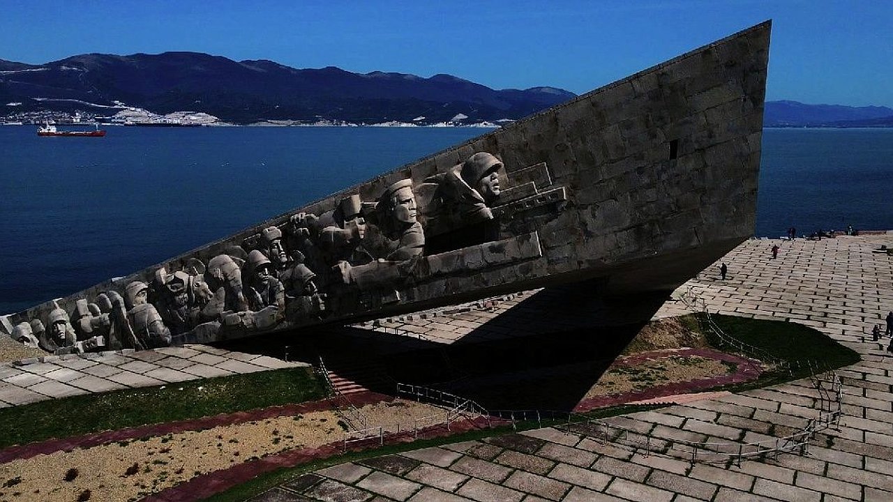 Главная картинка новости: Торжественный салют из холостых орудий прозвучит 28 мая на Малой земле в Новороссийске