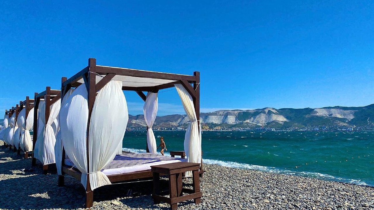 Главная картинка новости: На семи пляжах Новороссийска появились спуски для маломобильных людей. В планах — новые проекты за 95 млн рублей