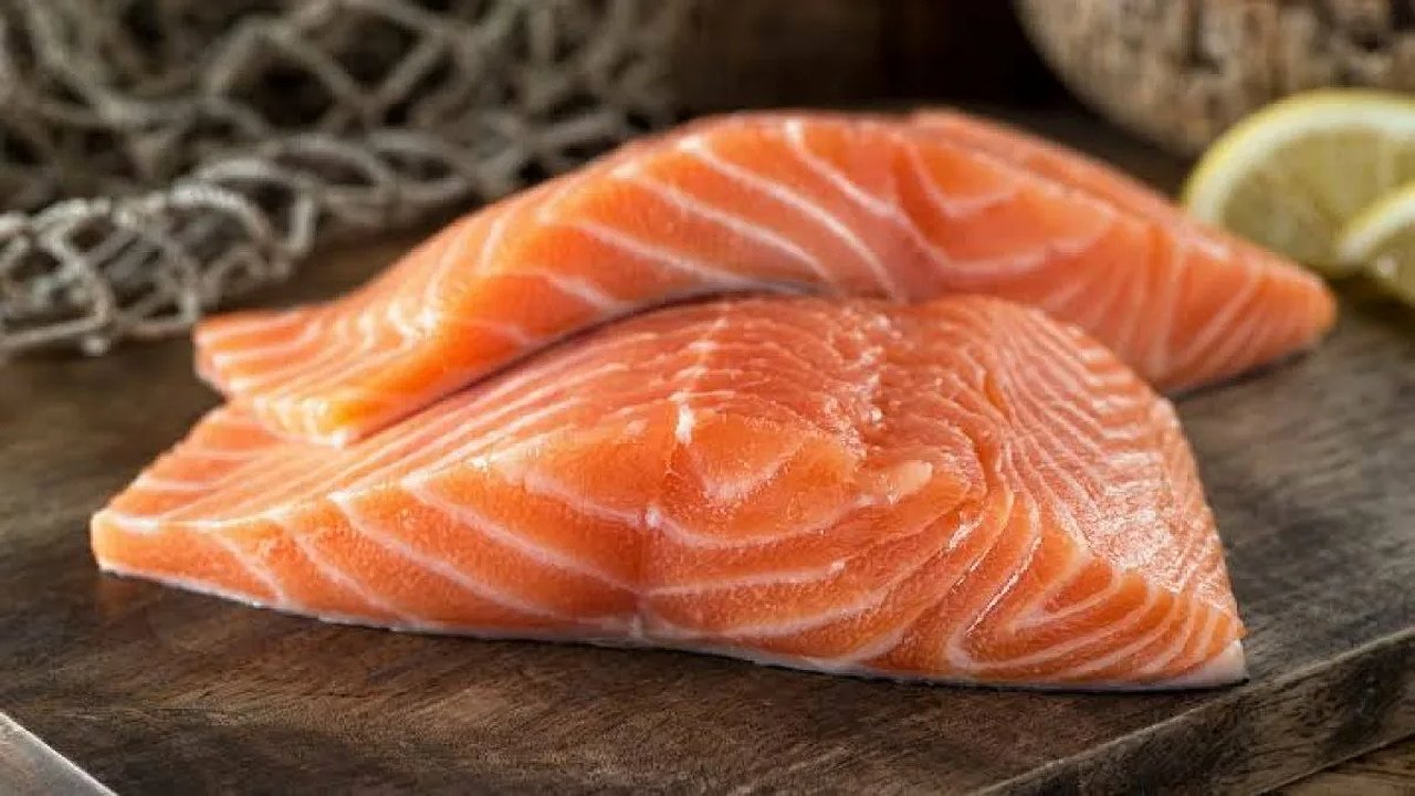Главная картинка новости: Диетологи назвали топ-рыбу: ешьте дважды в неделю для фосфора, селена и здоровья всего организма