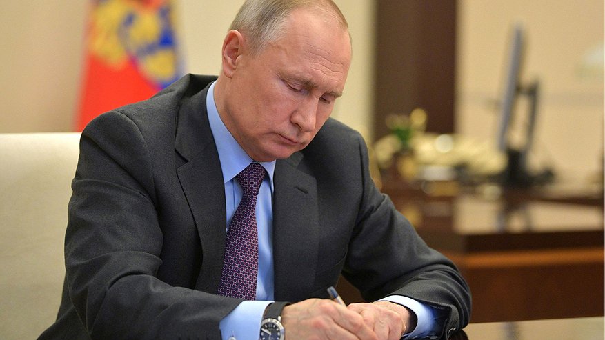 Главная картинка новости: Президент подписал указ: пенсионеры с 30-летним стажем получат прибавку в июне