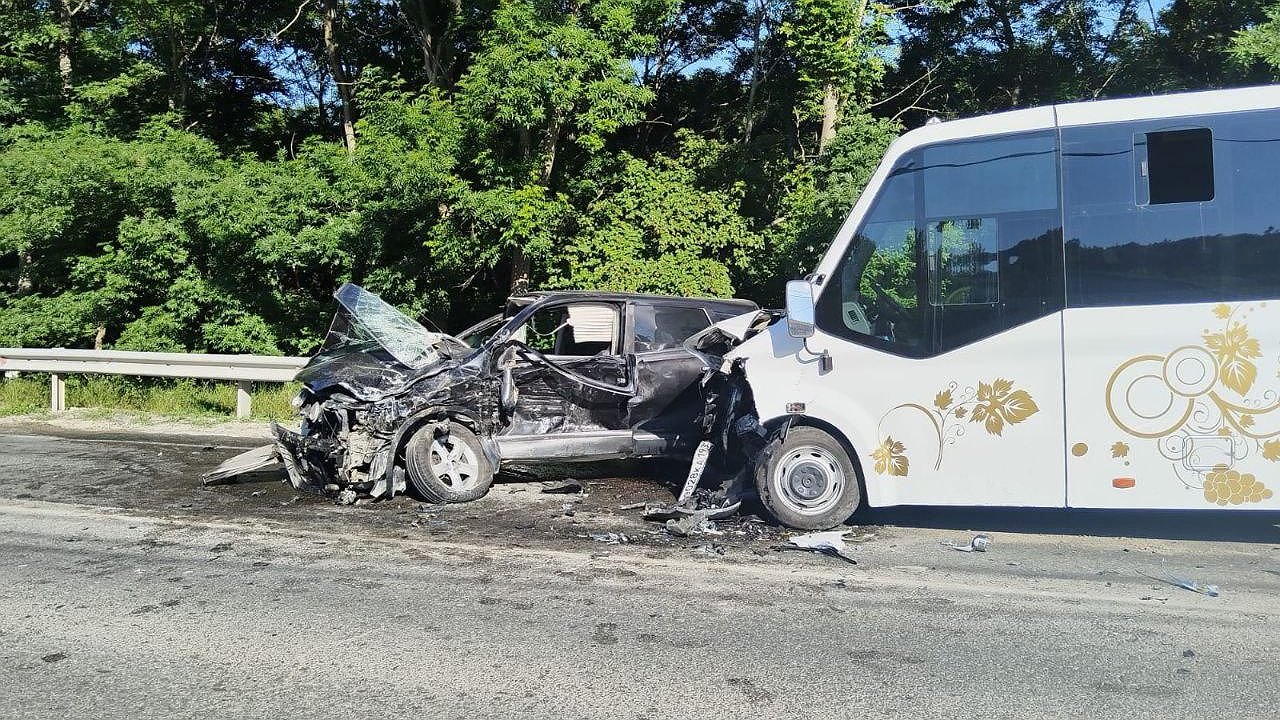 Главная картинка новости: Авария в Новороссийске: автобус и легковушка столкнулись на трассе — 6 пострадавших