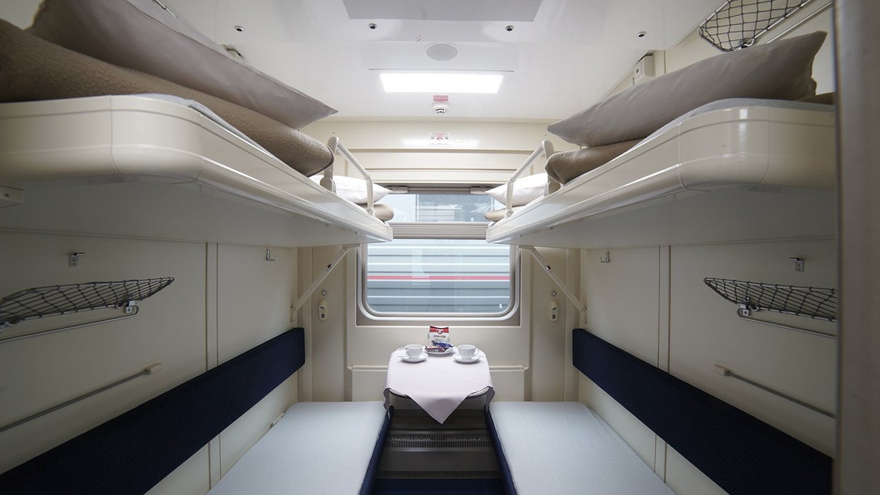 Главная картинка новости: Платил за все места, но поехал не один - новые нормы для пассажиров поездов