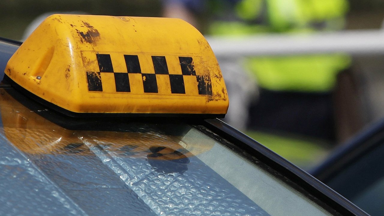 Главная картинка новости: Жителям Новороссийска готовят новый удар по кошельку: подорожание такси на 30%