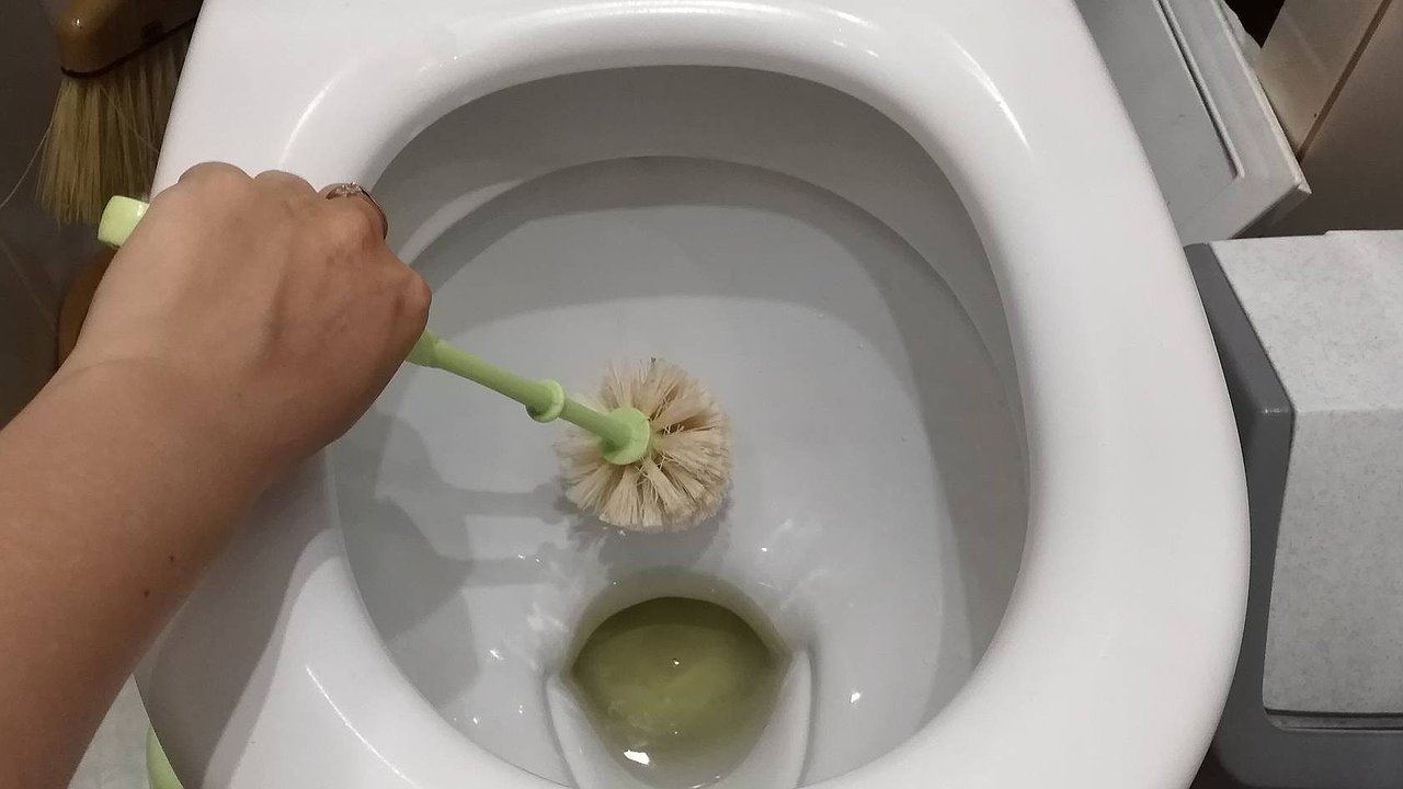 Главная картинка новости: Секрет идеального унитаза: уксус и 2 капли этого средства устранят даже стойкую желтизну