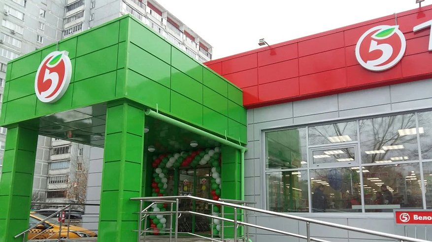 Главная картинка новости: "Пятерочка" и "Магнит" переходят на новый формат: покупателей больше не пустят в магазины