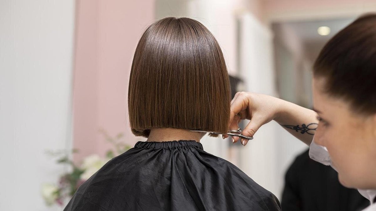 Главная картинка новости: "Мягкий боб" - идеальная стрижка 2025 для женщин 50+: как выглядеть моложе без усилий