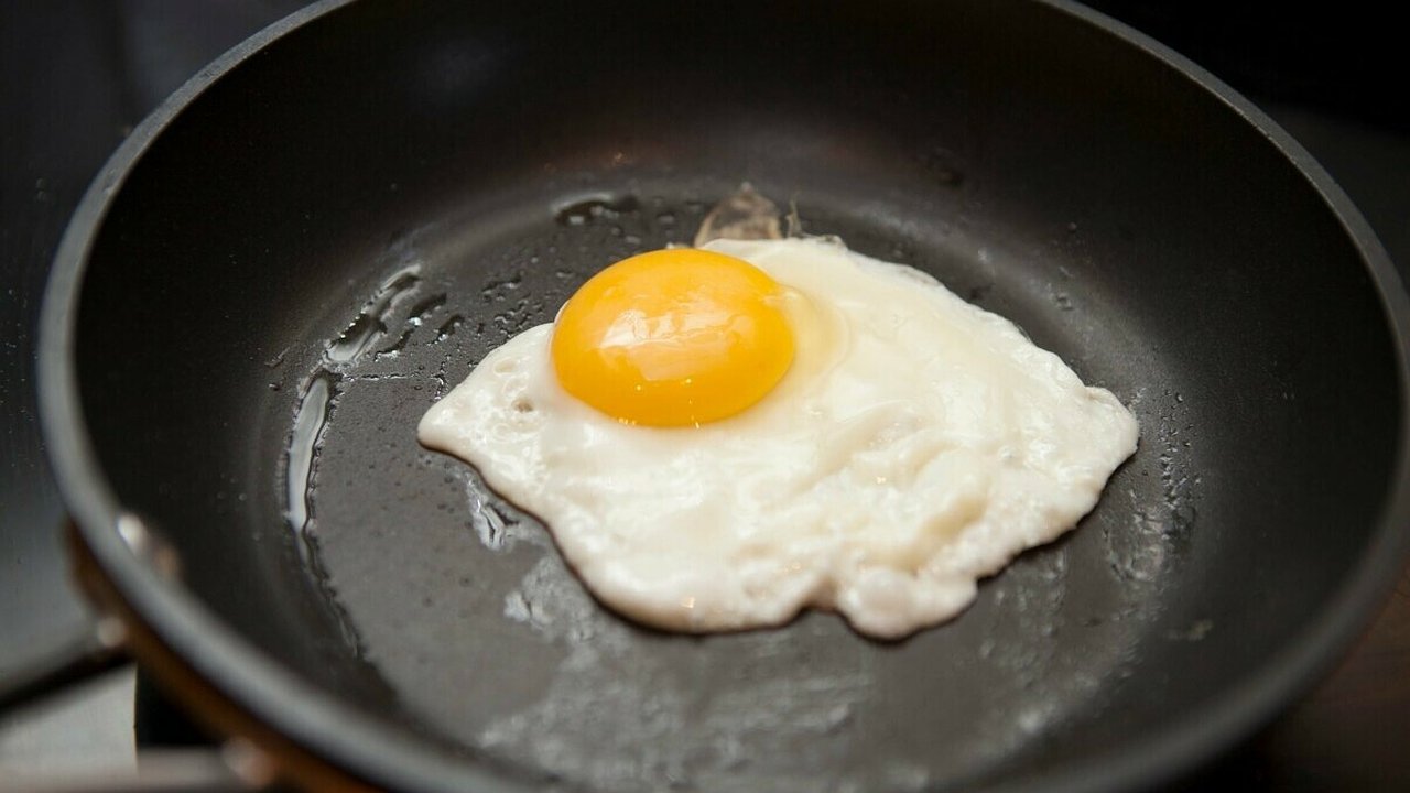 Главная картинка новости: Больше никакой жарки! Мой секрет идеальной яичницы — обычный стакан