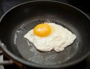 Больше никакой жарки! Мой секрет идеальной яичницы — обычный стакан
