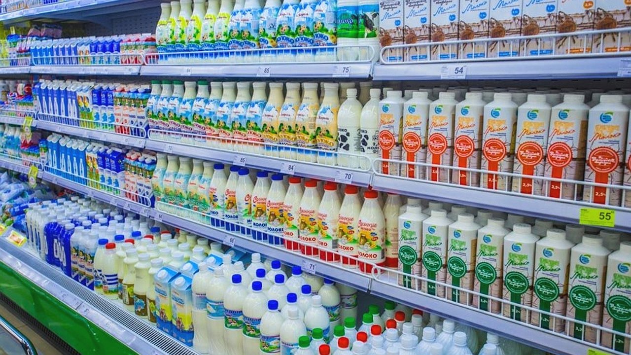 Главная картинка новости: Сплошная химия, кефира нет: Роскачество нашло продукт, который лучше не брать даже со скидкой