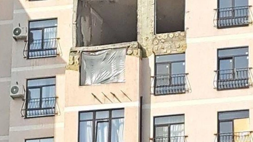 Главная картинка новости: Полтора месяца без окон: почему Новороссийск до сих пор не восстановил дома после удара БПЛА