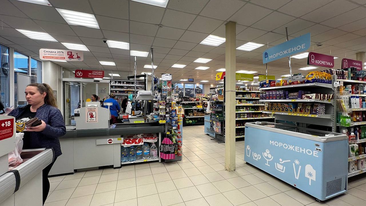 Главная картинка новости: В магазин больше не впустят: Магнит и Пятерочка приняли серьезную для клиентов меру