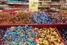 Миниатюра новости: Бывшая продавщица известного супермаркета рассказала, почему нельзя покупать конфеты на развес