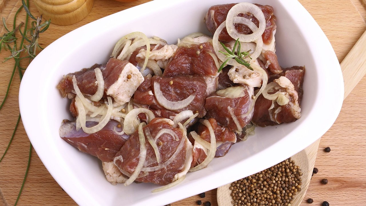 Главная картинка новости: Этот маринованный лук "исчезает" быстрее шашлыка — готовится за 10 минут, вкус как из дорогого ресторана