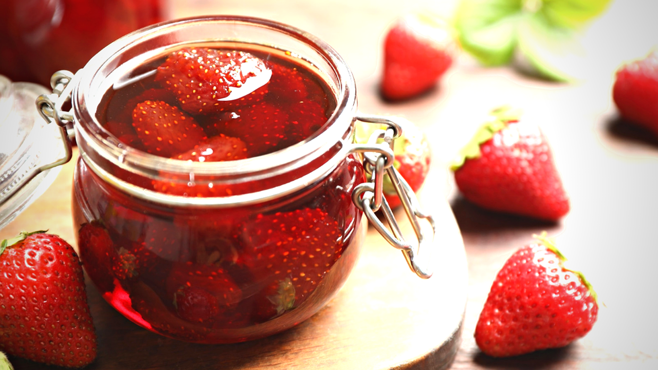 Главная картинка новости: Такого клубничного варенья в вашей жизни не было: ягодки как мармеладки — легко повторит даже новичок