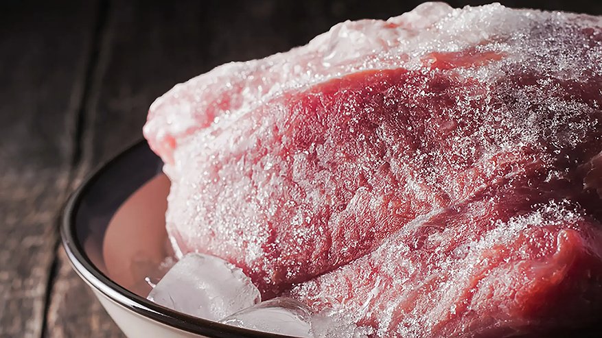 Главная картинка новости: Как быстро разморозить мясо без техники: народный метод