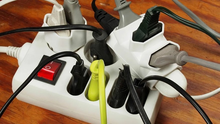 Главная картинка новости: «Съедят» четверть электричества в доме — эти два прибора надо выключать из розетки