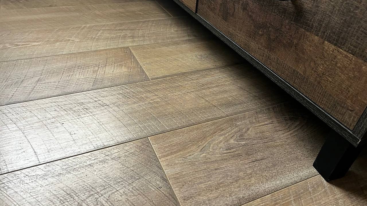 Главная картинка новости: Стала мыть полы солёной водой — перемены в доме заметила вся семья: 2 веских причины добавить соль в ведро