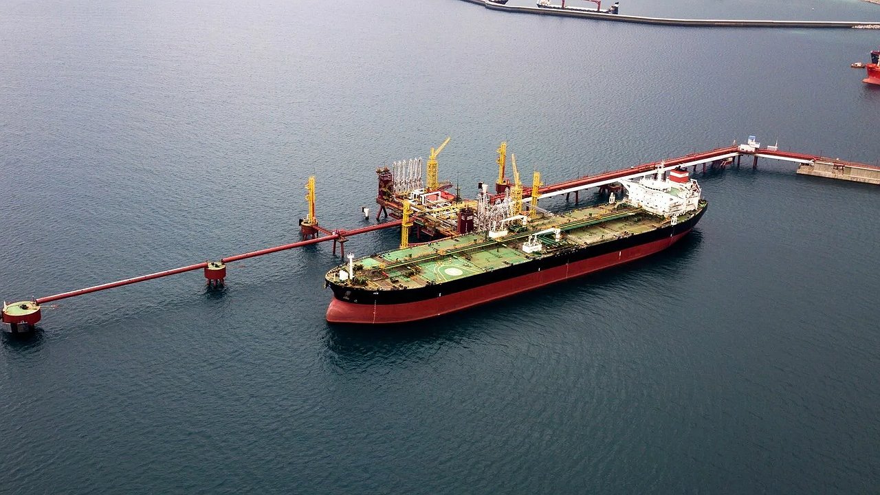 Главная картинка новости: Снова ЧП в Новороссийске: нефтяное пятно растеклось по акватории порта