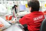 Миниатюра новости: Почему я всегда встаю в левую очередь в магазине: маленькая хитрость с большой выгодой