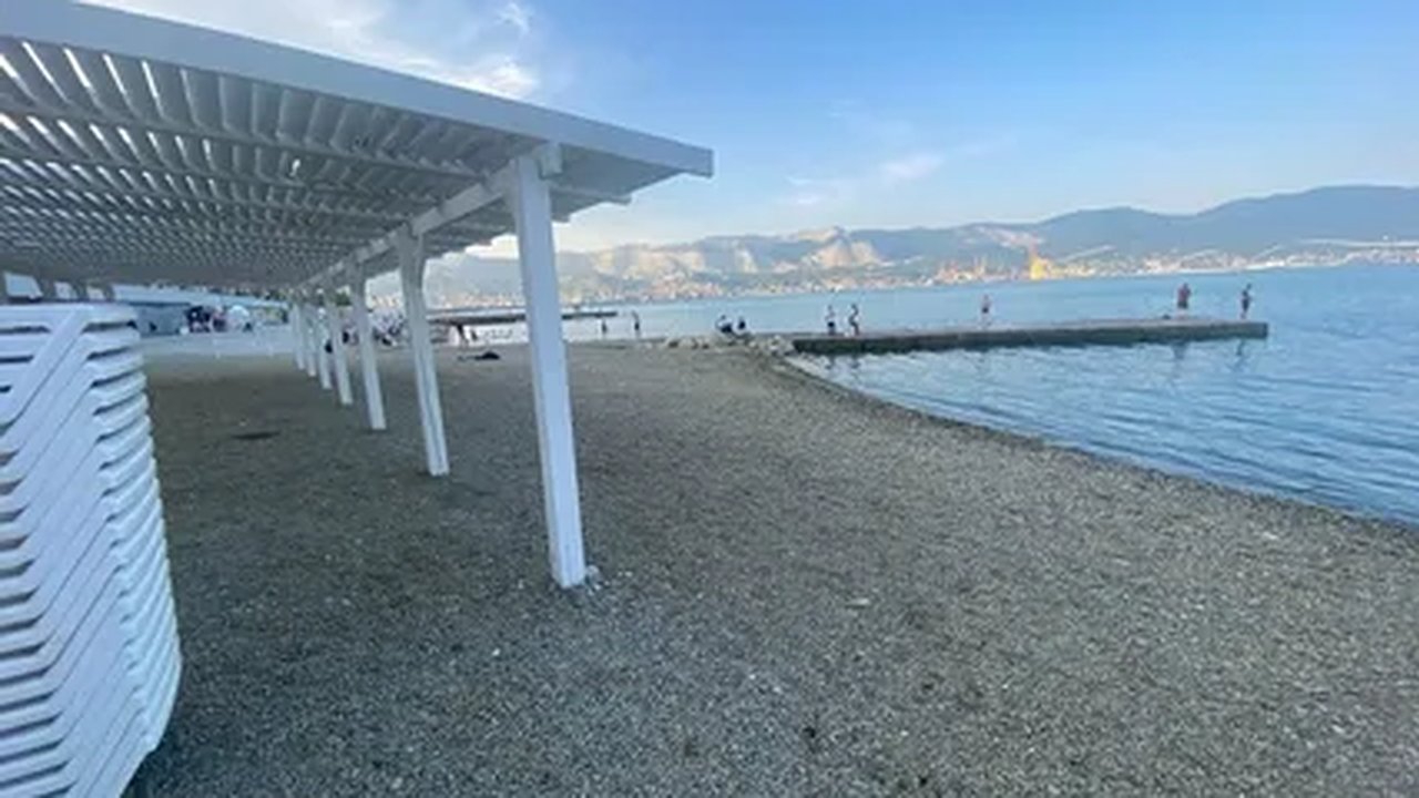 Главная картинка новости: Туристический спад: пляжи Новороссийска остаются полупустыми в разгар сезона