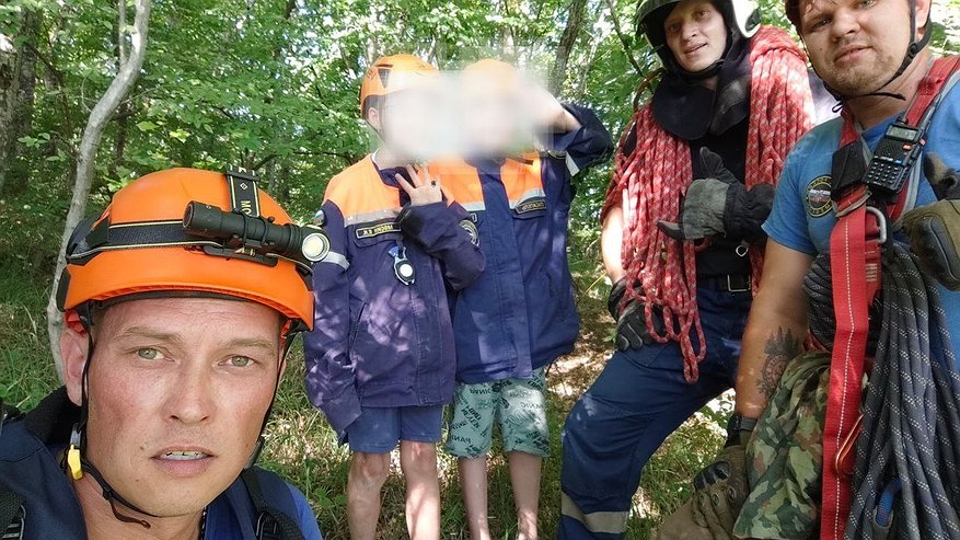 Главная картинка новости: Забрались на склон ради вида: школьники попали в ловушку в Новороссийске