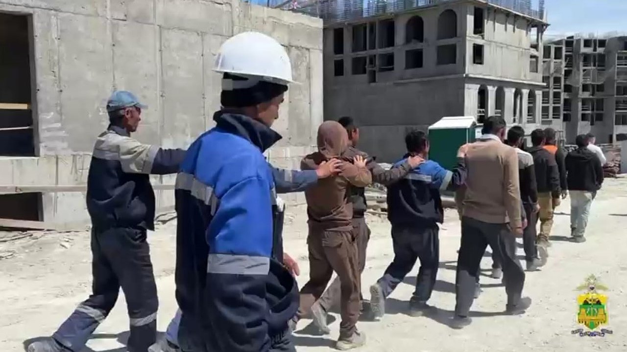 Главная картинка новости: Новороссийск: в ходе рейда "Нелегал" выявлены 10 мигрантов без патентов