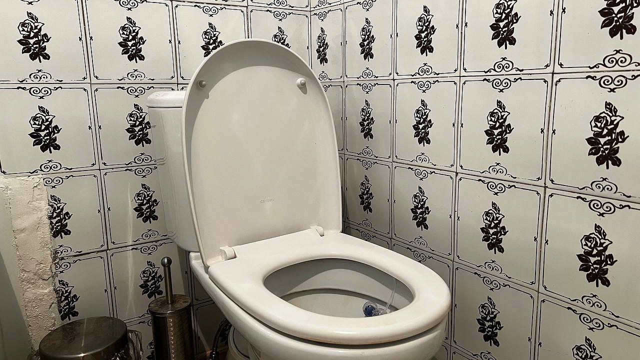 Главная картинка новости: Добавляю 3 ложки на 2 стакана, и унитаз засияет чистотой: действенный лайфхак против ржавчины и налета