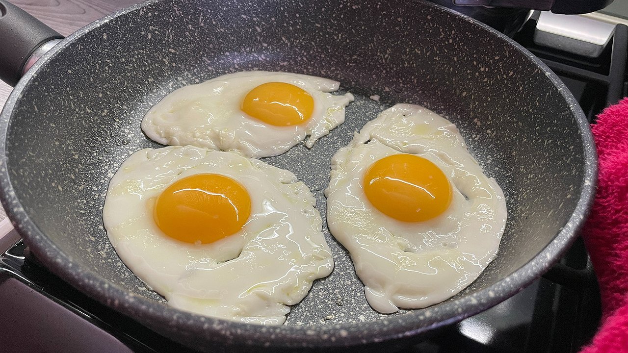 Главная картинка новости: Забудьте про масло и сало: на чём лучше всего жарить яичницу