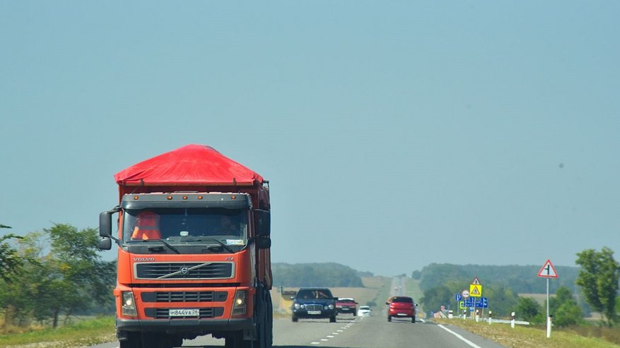 Главная картинка новости: Грузовикам перекрыли дорогу: в Новороссийске ввели жаркие ограничения — полный список улиц под запретом