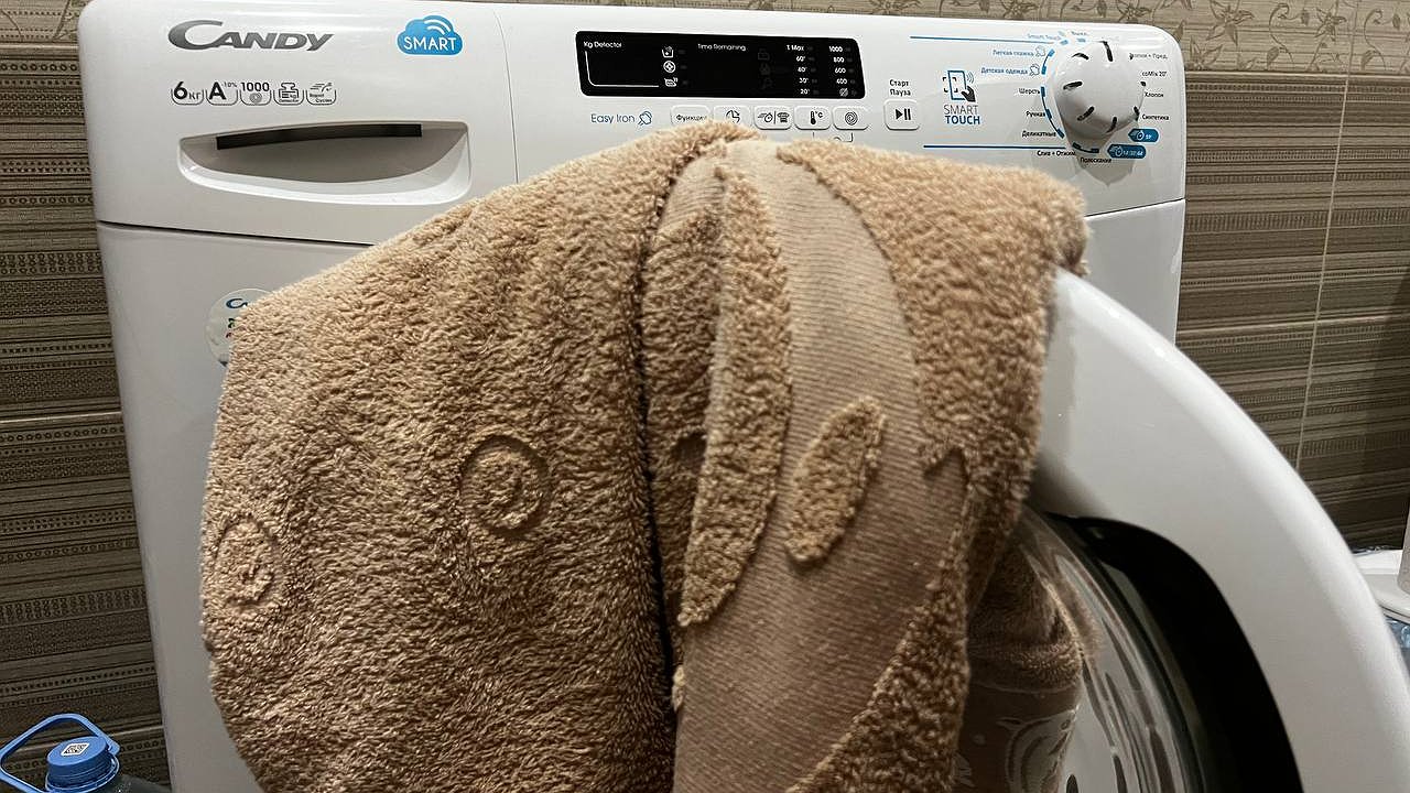 Главная картинка новости: Специалисты назвали главную ошибку при стирке, которая «убивает» вашу стиральную машину и одежду