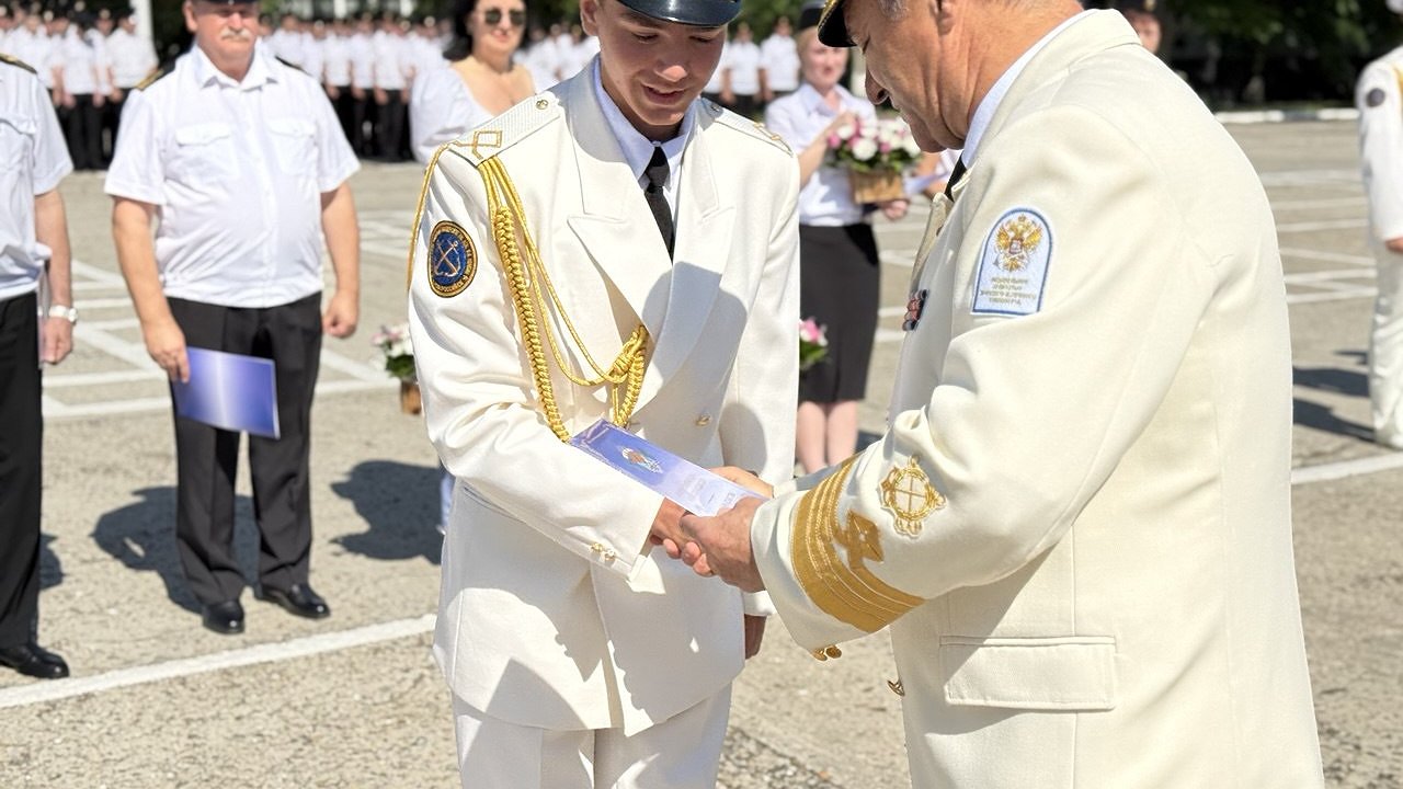 Главная картинка новости: В Новороссийске 280 курсантов Морского колледжа получили дипломы
