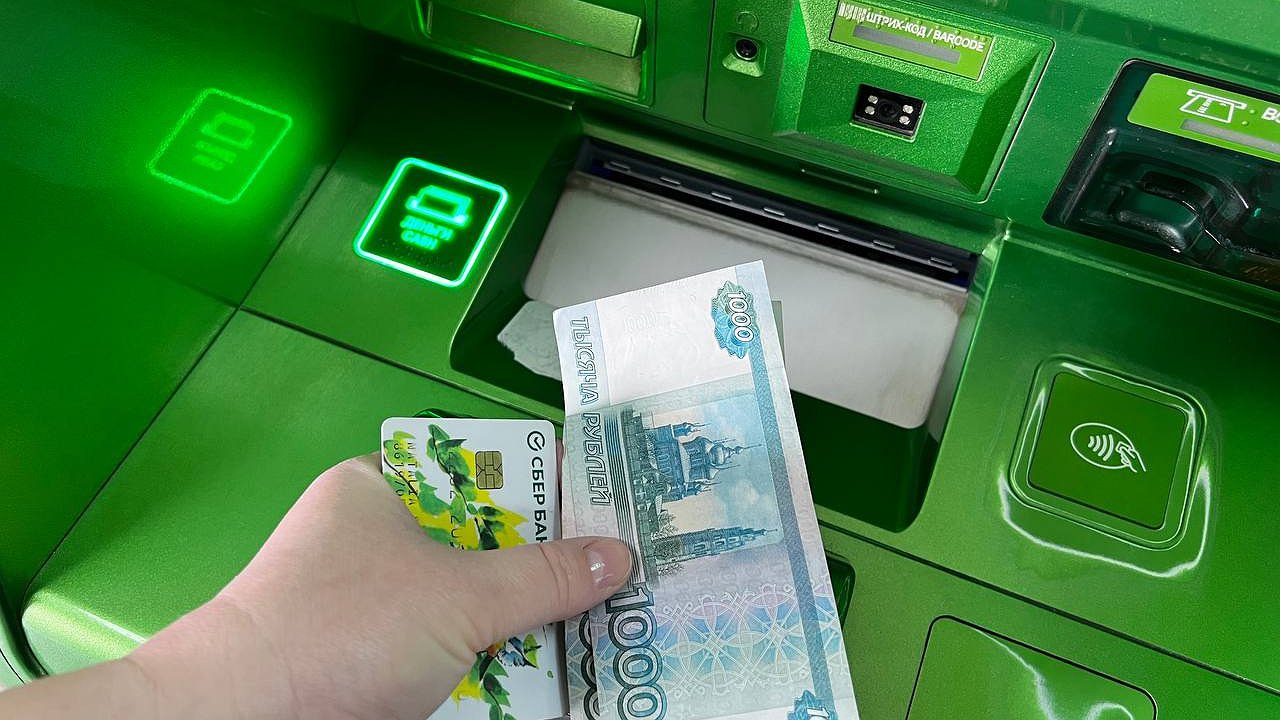 Главная картинка новости: Переводить деньги с карты на карту больше не получится: сумму сразу же заморозят — новый запрет от ЦБ