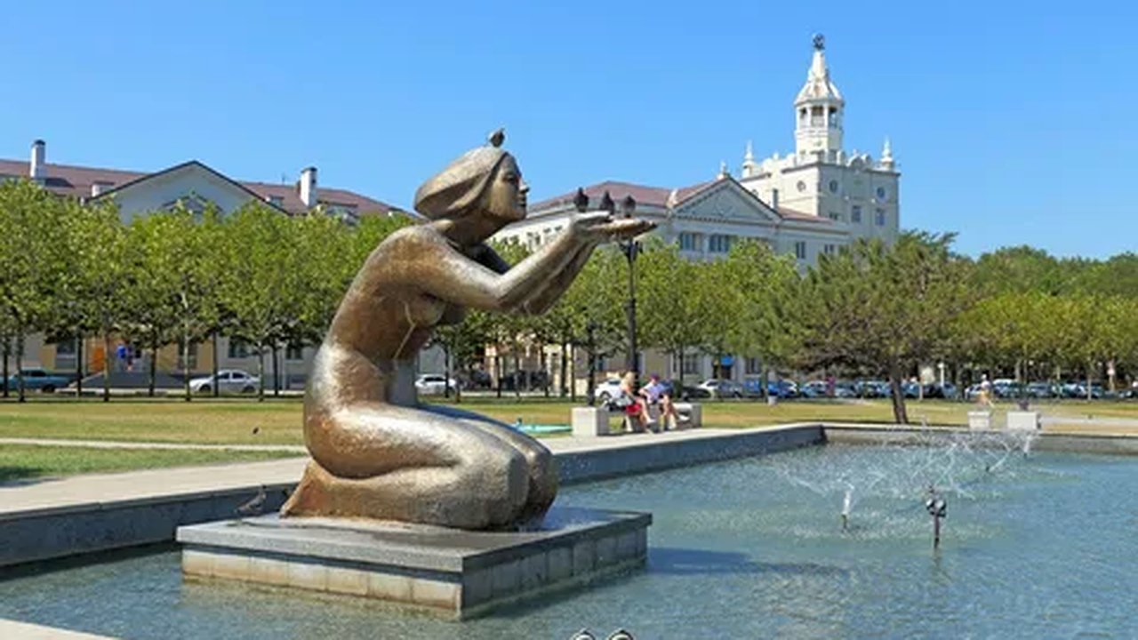 Главная картинка новости: В Новороссийске привели в порядок фонтан "Дарующая воду", теперь очередь за памятником основателям