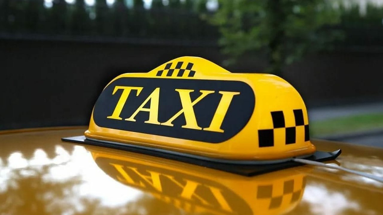 Главная картинка новости: В Новороссийске могут исчезнуть такси: что стоит за таким решением