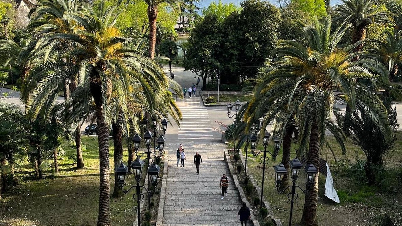 Главная картинка новости: "В этот красивый ад больше ни ногой": туристы из России поделились честным отзывом об Абхазии