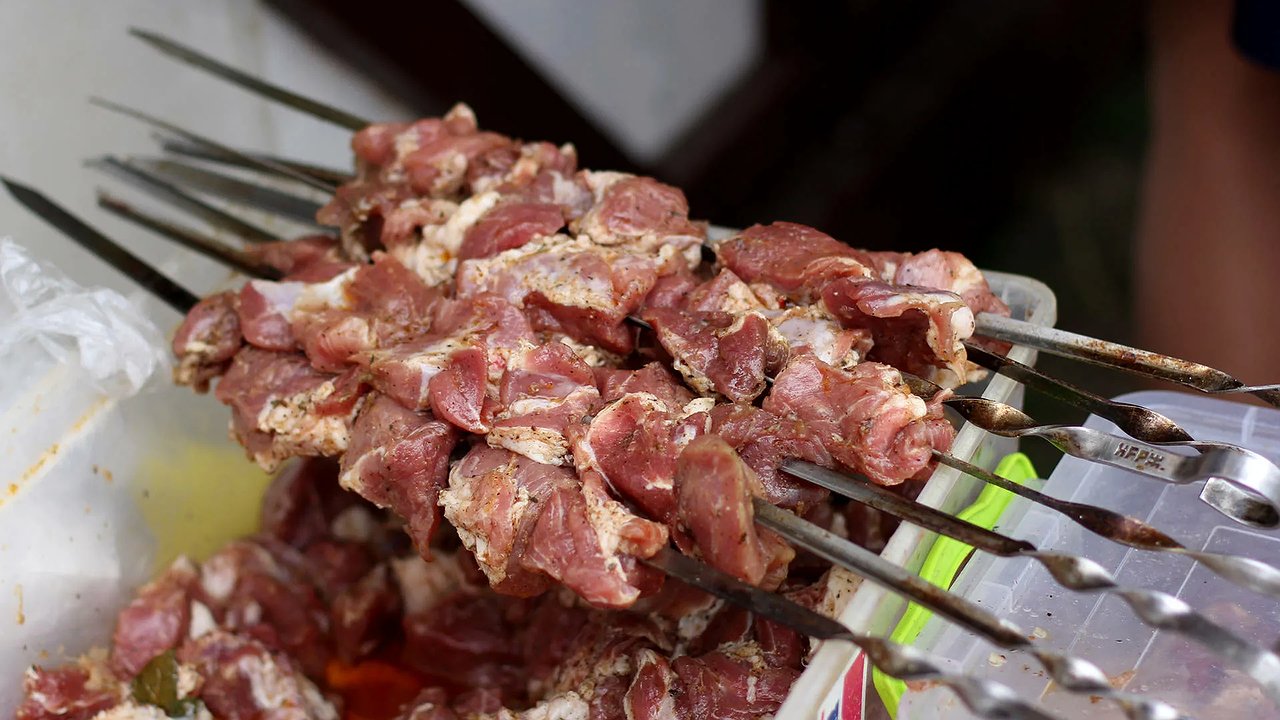 Главная картинка новости: Купил в Светофоре мясо – глаз радовалось, а желудок отказался. Разбираемся, как нас обманывают на прилавках