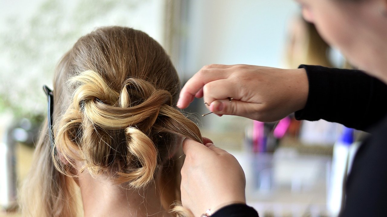 Главная картинка новости: Такие царские стрижки идеально держатся без укладки даже на тонких волосах — названы лучшие варианты для женщин 50+