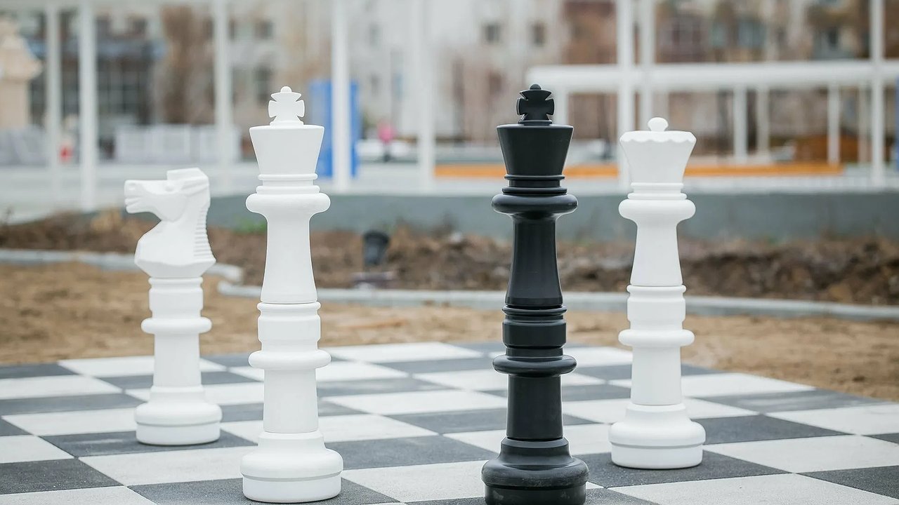 Главная картинка новости: На набережной Новороссийска появились уличные шахматы