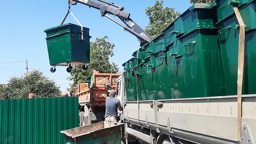 Главная картинка новости: Стало известно куда обращаться новороссийцам в случае переполненных мусорных баков: полный список офисов