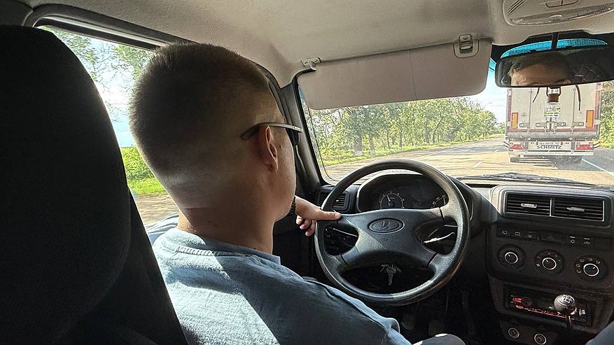 Главная картинка новости: Зачем в СССР заливали касторку в бак? Лайфхак, который шокирует современных автолюбителей