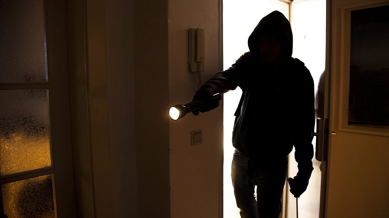 Главная картинка новости: В Новороссийске грабитель спокойно вошел в незапертую квартиру и унес чужое имущество