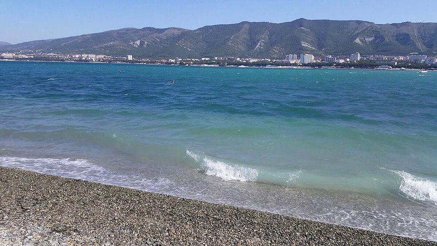 Главная картинка новости: Черное море у Геленджика прогрелось до комфортных +21°C — пляжный сезон открыт