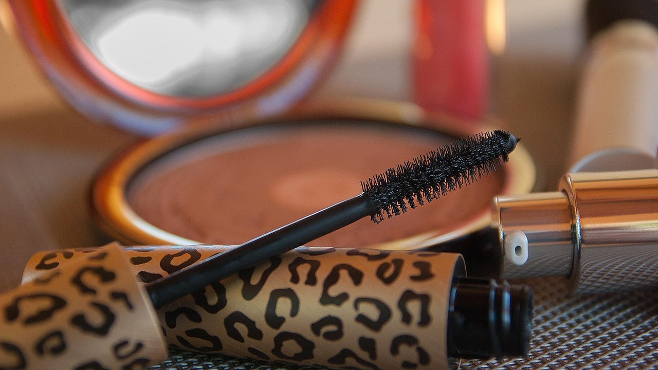 Главная картинка новости: 2 капли в сухую тушь — и она снова красит, как новая: экономный лайфхак для каждой красавицы