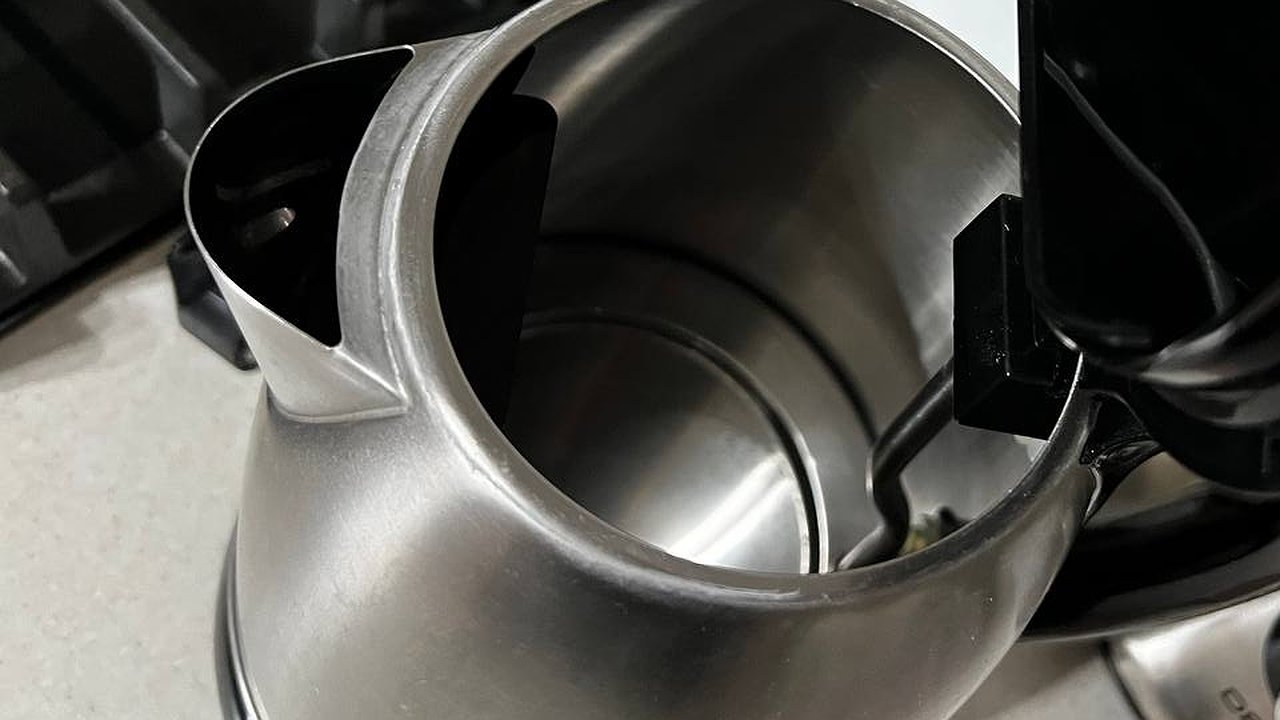 Главная картинка новости: Чистота без химии: как всего за 5 минут очистить чайник от накипи – такое средство есть у каждого в холодильнике