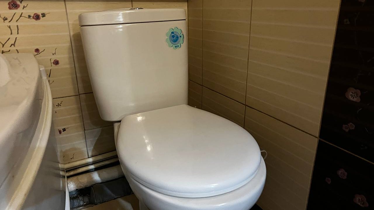 Главная картинка новости: 3 ложки на 2 стакана — и унитаз мерцает: ни мочевого камня, ни ржавчины — дельный способ