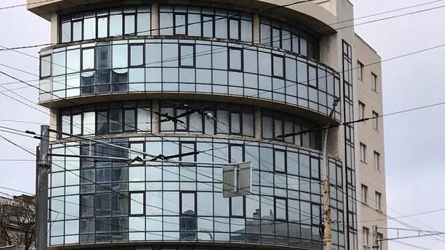 Главная картинка новости: В Новороссийске разгорается конфликт вокруг недостроенного бизнес-центра