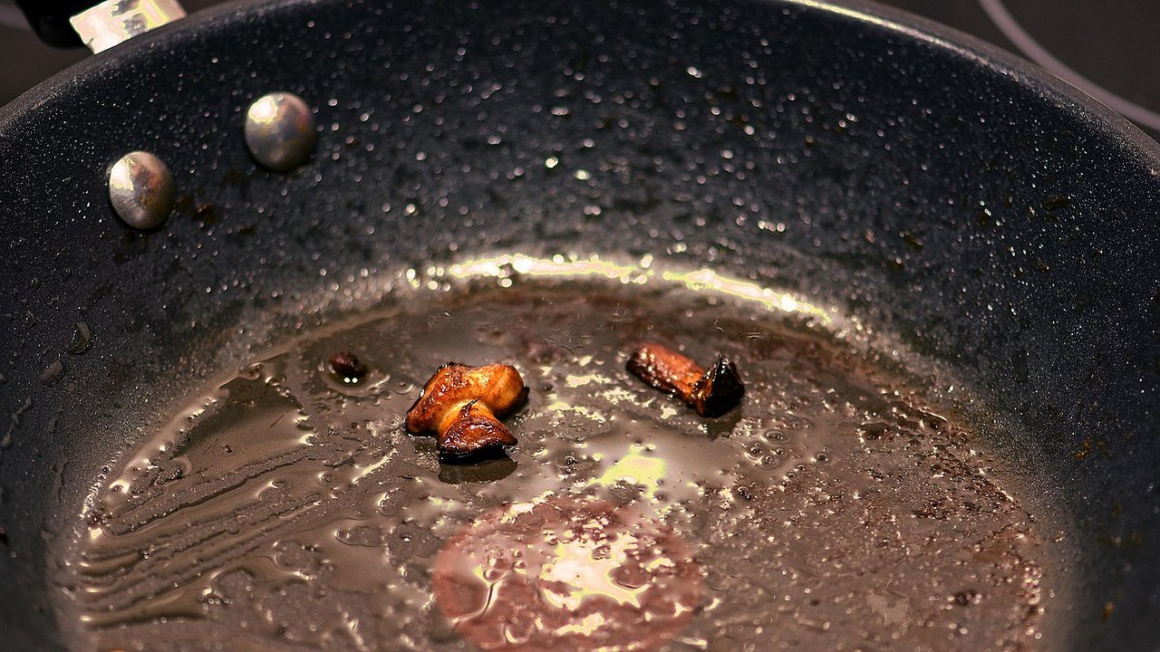 Главная картинка новости: Два пакетика заливаю кипятком — и сковородка как с магазина: от векового жира и нагара не остается и следа