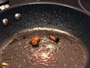 Два пакетика заливаю кипятком — и сковородка как с магазина: от векового жира и нагара не остается и следа